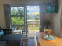 Sneezle Beezle Cottage Hotels in Omapere