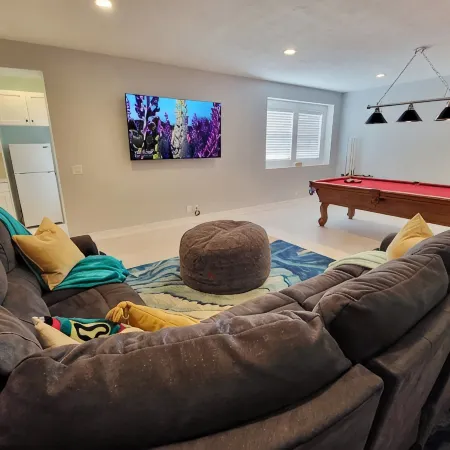 Spacious 5-BR Home. Pool Table, Air Hockey, TVs in Every Room, & Outdoor Dining