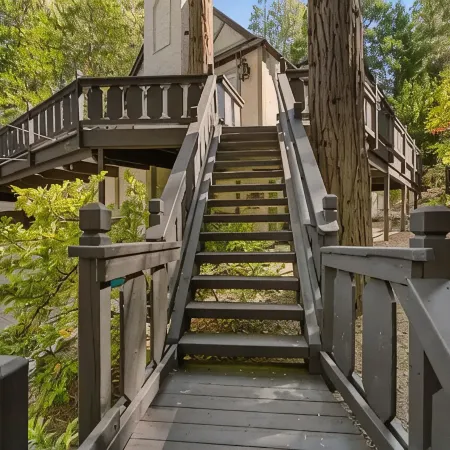 "4 Sons"-Family Friendly Escape Steps to the Lake