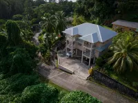 Peace in Paradise with mountain views and 5 minutes walk to the beach Hotel a Au Cap