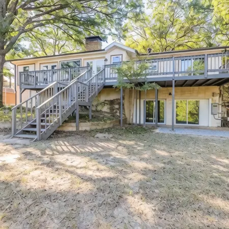 Tanglewood Farmhouse / Lake Texoma 800ft / Sleeps 14 / GameRoom + Resort Access
