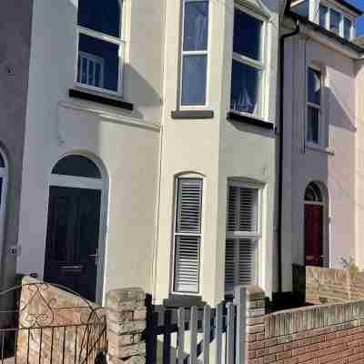 Ground floor 2 bedroom apartment with parking just 60 seconds to the seafront Hotel Exterior