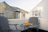 Situated on one of St Ives's most iconic streets, - บ้านพักหลังเล็ก