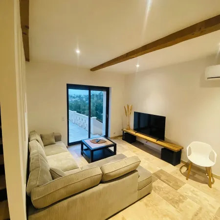 Magnificent 9-person house close to town center.