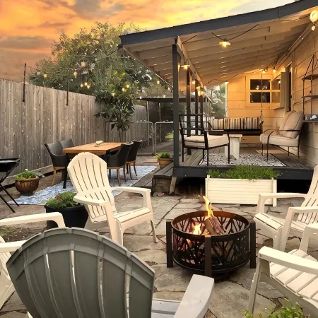 Charming Cottage in Old Town Tomball -walk to shopping and restaurants Отели в г. Томбал