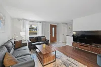 Modern 3 Bedroom Townhome Close to Downtown