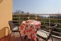 Starry Night - Extra big bed, big bathtub, private parking, sea view, 2 rooms