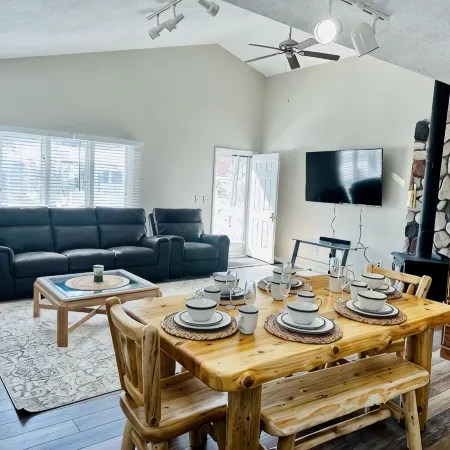 Cozy house in Indian River. Walking distance to Burt Lake and the public Beach.