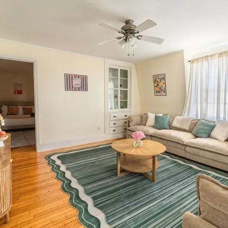 Spacious 3BDR/4Bed apartment with King + Queen beds, WiFi, AC in Downtown Salem