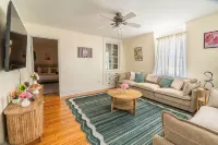 Spacious 3BDR/4Bed apartment with King + Queen beds, WiFi, AC in Downtown Salem - Condos