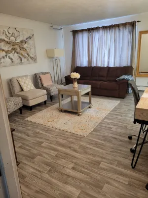 Hidden Gem City Suite/Self Check-in/ Awd Car Rental Available - Condos