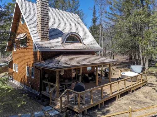 Creekside Couple's Retreat w Hot Tub, Sauna and Game Room, 2 Minutes from Lake - Alphydda