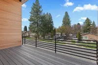 Luxury 4BR w/hot tub - Walk to lake & shops! - 4-Star