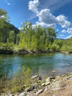 Up River Getaway. Complete 30/50 RV Site. Hike, Fish, Float, Relax!