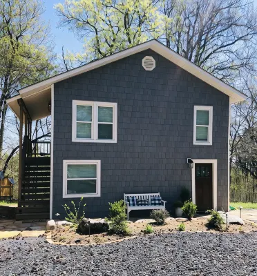 Modern Apartment on The Talimena Scenic Byway-walk to downtown