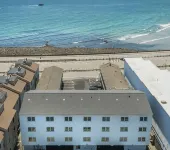 Ocean views from every window.  5min walk to the quiet end of the beach! - Homestays