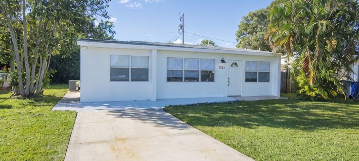3-Bedroom-2 Full Bath Beach House Mnts to Central Beach & Downtown Hotels in Vero Beach