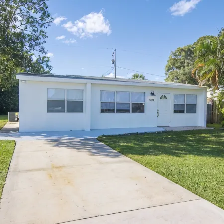 3-Bedroom-2 Full Bath Beach House Mnts to Central Beach & Downtown