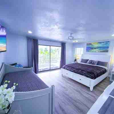Walk to Siesta Key Beach! Rooms