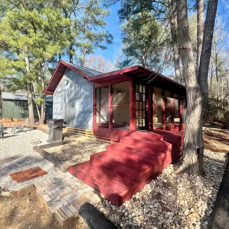 STYLISH CABIN WITH HOT TUB IN A SMALL TOWN. STAY AMONG THE PINE TREES! EAST TX