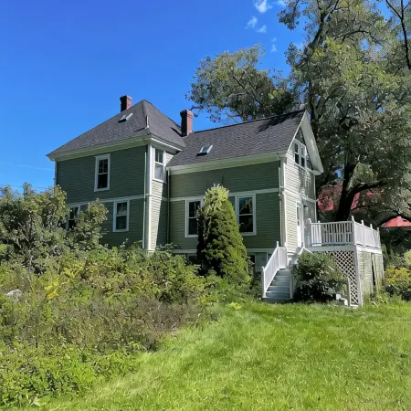 Private 1st Floor Studio in Victorian Home - Steps to LL Bean, Downtown Freeport