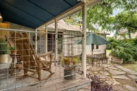 Historic 1890s Cottage: Walk to Historic Square, Beach, & Hiking Trail! - Kitchen