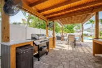 Downtown Cocoa Beach, Heated Pool House Next to Beach - 프라이빗 풀