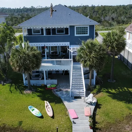 Enjoy the ICW overlooking N. Topsail Beach with Pier and 2 boat lifts. Pets OK