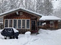 Comfortable Cabin in the Woods. Perfect for Fishing, Hunting or Skiing! - シャレー
