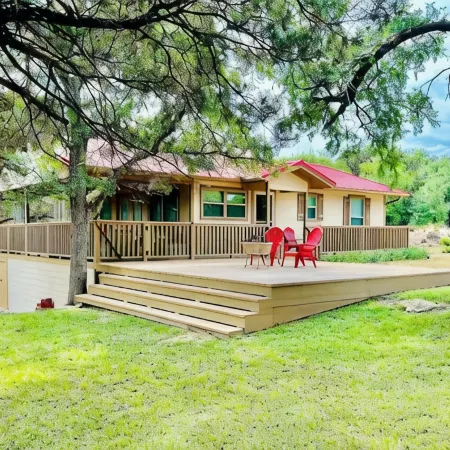 Lake view & tree house vibes with 2 outdoor decks!