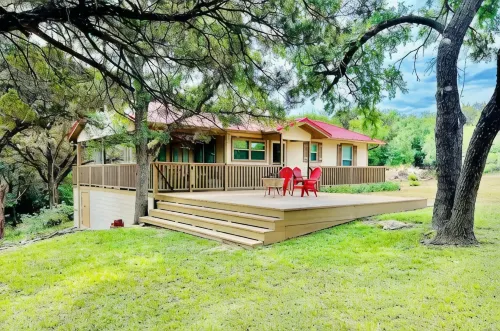 Lake view & tree house vibes with 2 outdoor decks!