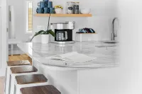 Walk to Beach. Beautifully Renovated 3BR, 2BA Home w/Outdoor Shower & Grille - 무료 와이파이