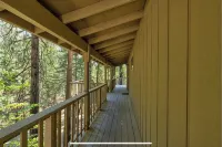 Gorgeous 3 bedroom cabin with Garage parking and Tesla supercharger close by