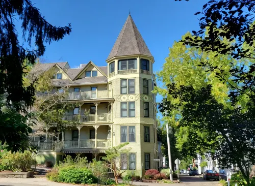Aldine Simpson Suite SPACIOUS updated 1-bdrm w/lake view in heart of Chautauqua! - Homestays