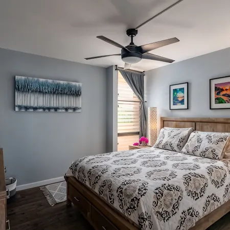 Newly Renovated Condo - Next to the beach!