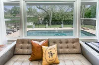 Cowtown Oasis w/ Gated Pool, Huge Backyard, BBQ! - Private Pools