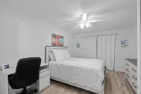 Walk to the Beach/Pool 2/2 Newly Renovated Condo
