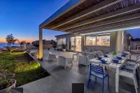 Villa Nettuno, enchanting contemporary villa, seafront , with pool