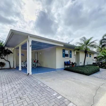 Cute canal front Cottage with dock & boat lift and pool ,short walk to the beach