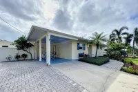 Cute canal front Cottage with dock & boat lift and pool ,short walk to the beach - Wifi
