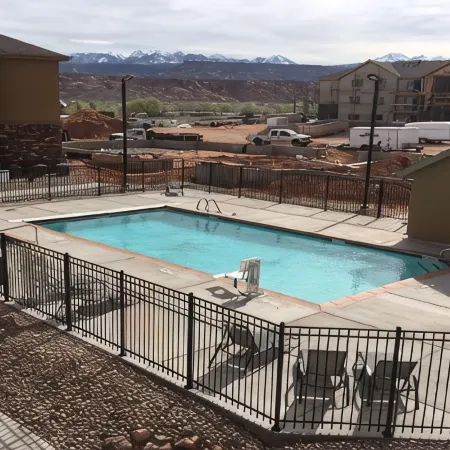 Popular Modern Condo, Pool & Hot tub, Great Value in Moab