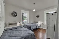Charming Cottage-3 Mins to Downtown-Pet Friendly! - 3-Star