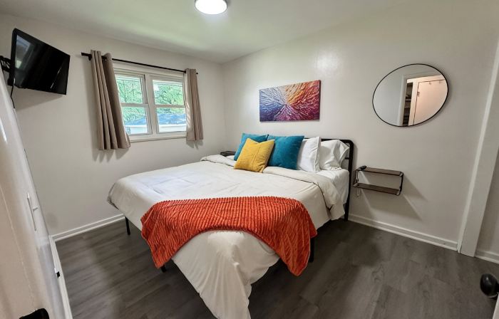 KING bed, Pet Friendly, Modern Retreat, CLE-BW