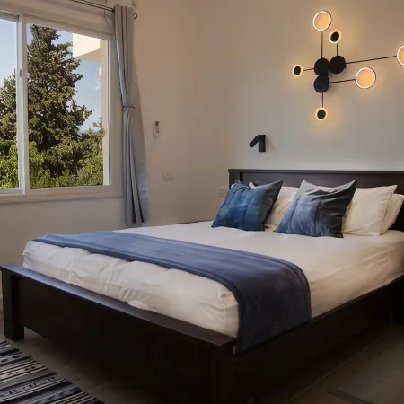 Charming 2-bedroom apartment with WiFi, AC in quaint Mikhmanim