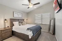 Sunset Oasis: 4 Bed Retreat w/ Pool Heating Included! Stunning Golf Course Views - balcony