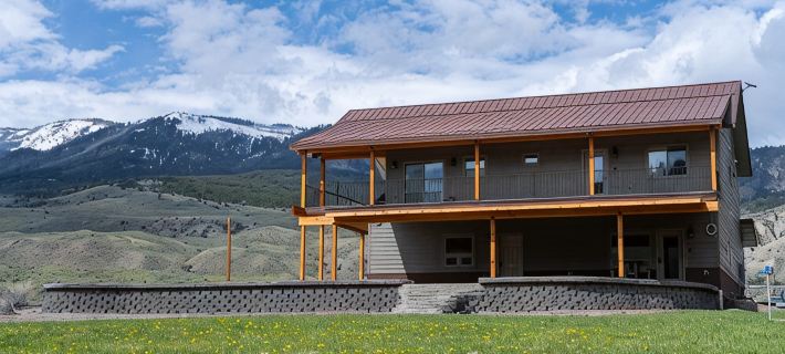 Yellowstone Park Riverfront Chalet Hotels in Gardiner