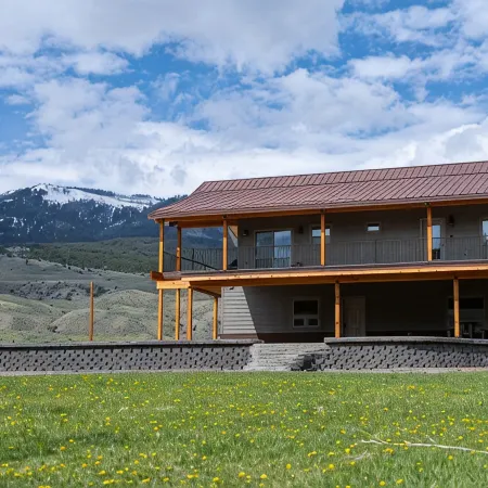Yellowstone Park Riverfront Chalet