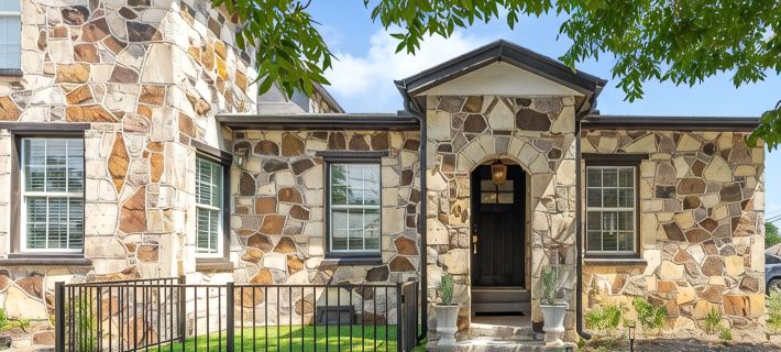 Old Town Stone Cottage: Walk to Square, Family Friendly, Free EV Charger Hotels in Georgetown