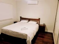 Jarrah Cottage, a Renovated Home with Spacious Block Located in Waroona. Hotels in Waroona