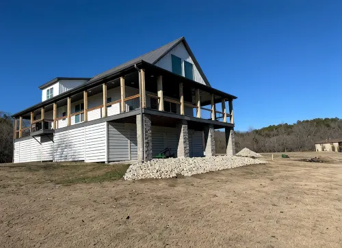 RIVERFRONT  NEW 4-bedroom house with WiFi and AC in Calico Rock